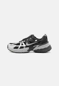 Nike Sportswear V2K RUN Baskets basses black/metallic silver