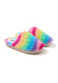 Zapatillas de casa de felpa con un patrón de rayas de arcoíris en colores vibrantes, con una textura suave y suelas acolchadas.