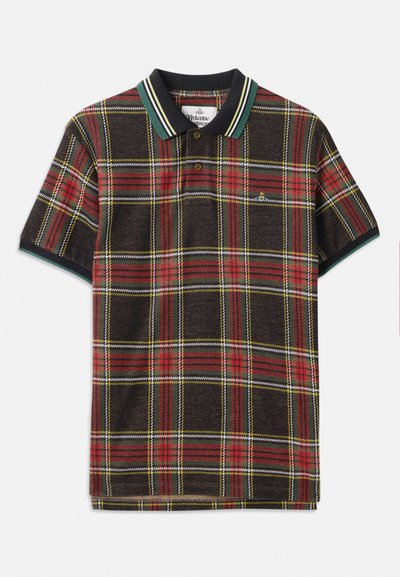 Polo tričko v tmavě hnědé látce s kostkovaným vzorem v červené, žluté a zelené barvě. Má černý límeček se zelenými a bílými pruhy a dvěma knoflíky.