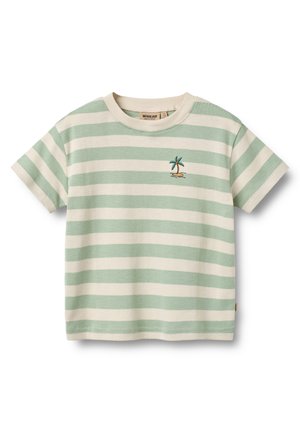 Stribet t-shirt med grønne og cremefarvede vandrette striber, rund hals, korte ærmer og et lille broderet palmetræ på brystet.