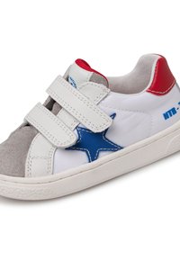 Sneaker bianca in pelle con dettagli in suede grigi, grafica di una stella blu, linguetta rossa sul retro e due cinturini in Velcro. Suola in gomma testurizzata.