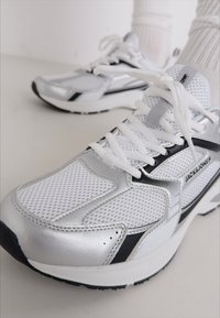 Jack & Jones JFWTOKYO - Sneakers low - bright white/black