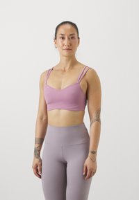 Nike Performance ZENVY STRAPPY - Sports-BH-er med lett støtte - plum dust