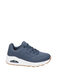 Sneaker blu navy con upper sintetico perforato, collo imbottito, lacci, suola intermedia bianca e suola in gomma naturale. Dettaglio di ammortizzazione ad aria notevole.
