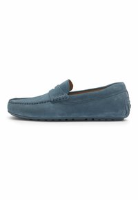 Blå ruskinds loafers med mokkassin-syning, gummisål, slip-on design og subtil branding på vampsenen. Glat tekstur og lav profil.