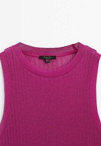 Haut sans manches en maille côtelée de couleur magenta vif avec encolure ronde et étiquette de marque visible à l'intérieur du col.