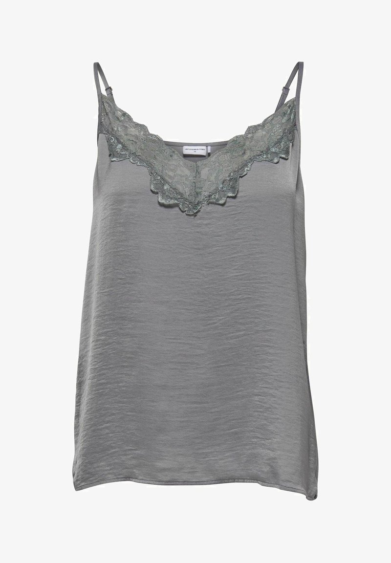 Camisola di raso grigio con spalline regolabili, caratterizzata da una delicata rifinitura in pizzo verde lungo il collo e una texture liscia in tutto.