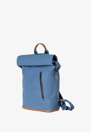 Blauer Rolltop-Rucksack mit strukturiertem Finish, ausgestattet mit einem lederähnlichen Boden, einer Reißverschlusstasche vorne und verstellbaren Schulterriemen.