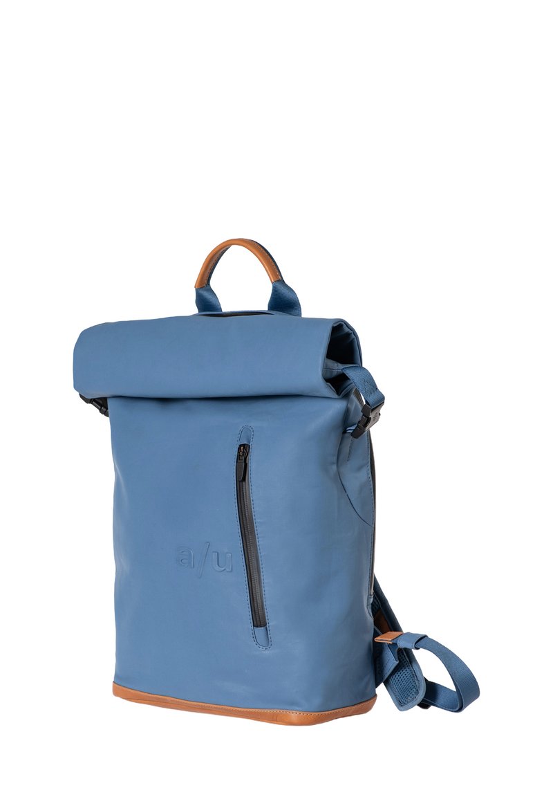 Zaino blu a rullo con finitura testurizzata, caratterizzato da una base simile alla pelle, tasca frontale con zip e spallacci regolabili.