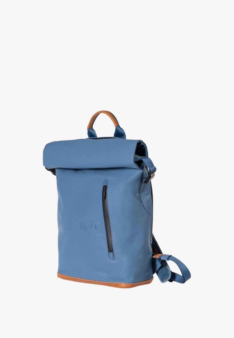 Zaino blu a rullo con finitura testurizzata, caratterizzato da una base simile alla pelle, tasca frontale con zip e spallacci regolabili.