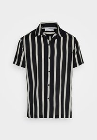 Chemise à manches courtes en rayures verticales noires et blanches, avec un devant boutonné et un col classique, fabriquée en tissu léger.