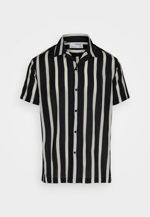 Cămașă cu mânecă scurtă, cu dungi verticale alb-negre, cu închidere cu butoane și guler clasic, fabricată dintr-un material ușor.