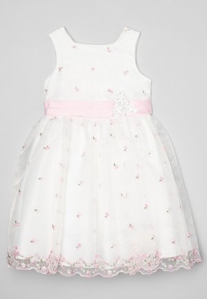 Weißes ärmelloses Mädchenkleid mit rosa Blumenstickerei, rosa Taillenband mit Spitzen-Schmetterling und gewelltem Saumdetail.