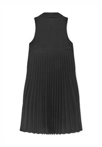 Schwarzes ärmelloses Kleid mit Kragen und vertikalen Falten, gefertigt aus einem glatten Stoff mit matter Textur.