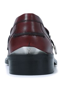 Zapatos de cuero burdeos con punta redondeada, que cuentan con un detalle de chapa en la punta en color plateado y suela de goma negra, con costuras detalladas a lo largo de las costuras.