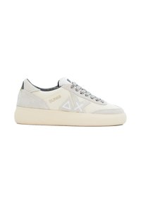 Witte sneakers met suède accenten, ronde neus, textuur bovenkant en contrasterende veters. Voorzien van logo en geometrisch ontwerp aan de zijkant.