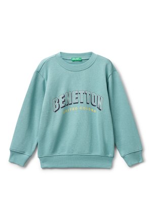 Himmelblaues Rundhals-Sweatshirt mit gerippten Bündchen und Saum, auf dem "BENETTON" in großen Buchstaben und "UNITED COLORS" in kleinerer, gelber Schrift darunter zu sehen ist.