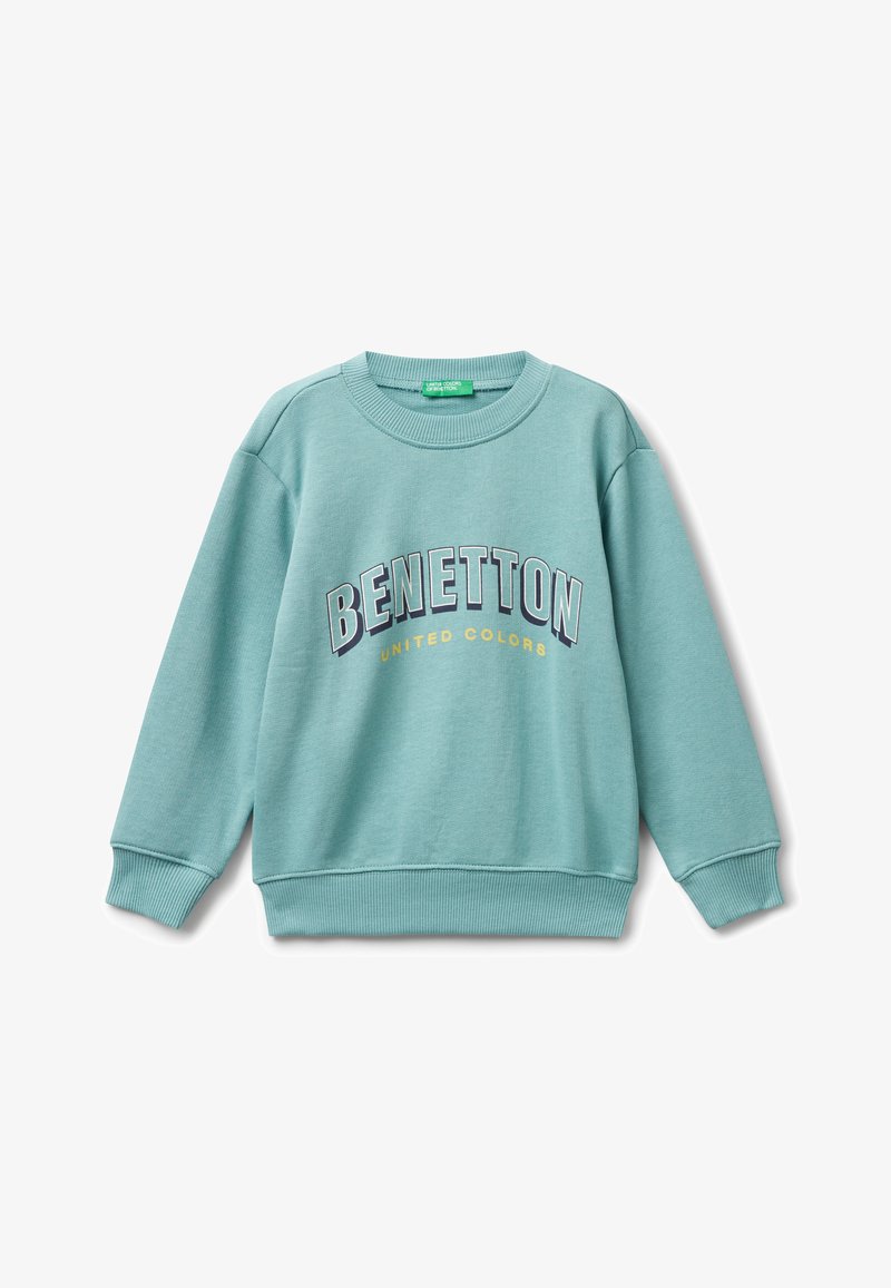 Felpa azzurra chiara con colletto a girocollo, polsini e orlo a coste, caratterizzata dalla scritta "BENETTON" in grandi lettere e "UNITED COLORS" in lettere gialle più piccole sotto.
