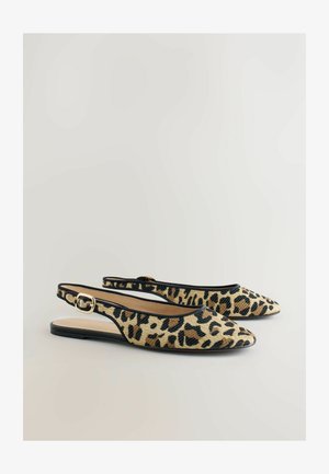 Leopárdmintás pántos lapos cipő hegyes orral, fekete szegéllyel és arany csat díszítéssel. Texturált szövetből készült, lapos talppal.