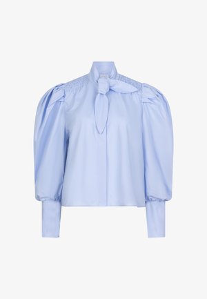 Lichtblauwe shirt met een hoge kraag, pofmouwen en een strikdetail bij de hals. Heeft smockwerk op de schouders en knoopmanchetten.