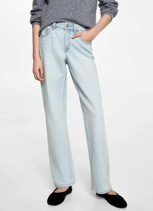 Jeans de mezclilla azul claro con un ajuste relajado, piernas rectas, diseño clásico de cinco bolsillos y detalles de costura sutiles. Acompañados de unos mocasines negros.
