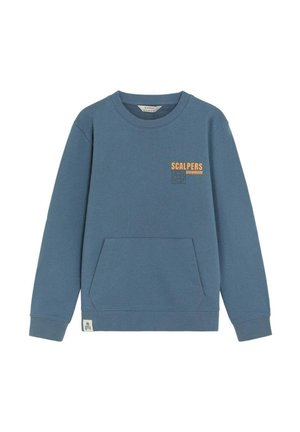 Sudadera azul con cuello redondo, bolsillo frontal, texto naranja "Scalpers Showroom" y pequeña etiqueta con calavera cerca del dobladillo.