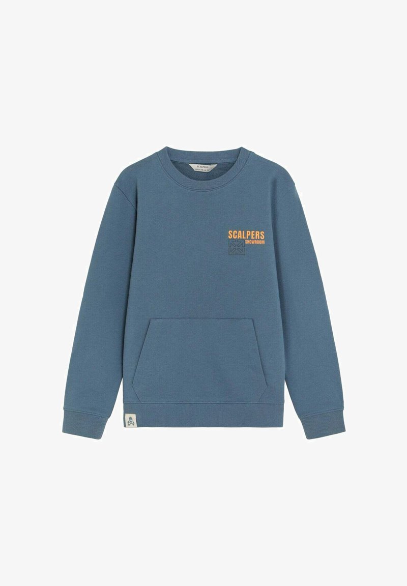 Sweat-shirt à col rond bleu avec poche avant, texte orange "Scalpers Showroom" et petite étiquette en forme de crâne près de la taille.