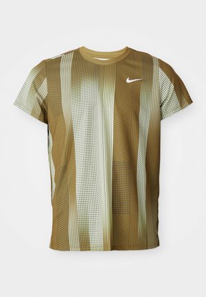 Korte mouwen Nike T-shirt in tinten van bruin en crème met verticale strepen en ruitpatronen. Beschikt over een ronde hals en een subtiel logo.
