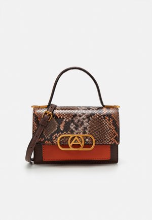 Sac à main en cuir marron et orange avec motif en peau de serpent, fermoir doré avec logo "A", poignée supérieure et bandoulière ajustable sur fond blanc.