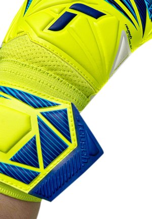 Leuchtend gelber Torwarthandschuh mit blauen geometrischen Mustern, Handgelenkriemen und "reusch GK technology" Logo, getragen an einer Hand.