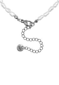 Collana di perle bianche con una catena in argento e un gancio a molla, con un'etichetta metallica circolare incisa con "hdm."