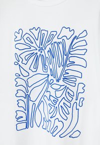 Camiseta blanca con arte lineal abstracto en azul que recuerda a diversas hojas tropicales y formas florales en el centro frontal.