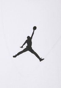Tela blanca con una silueta negra de una figura saltando sosteniendo un balón de baloncesto, representando un logo deportivo. Sin texto ni patrones adicionales.