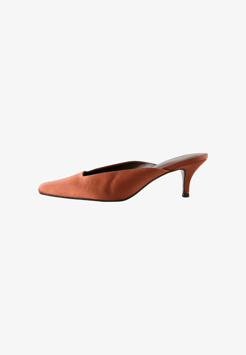 Mule à talon en tissu couleur rouille avec un bout pointu et un dos ouvert. Présente un talon aigu et une texture lisse.