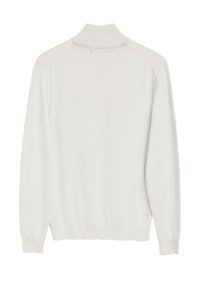 Suéter blanco de punto con un cuello alto, mangas largas y puños acanalados. Textura suave y diseño simple con un ajuste casual.