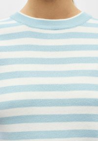 Haut en maille rayé bleu clair et blanc avec un col rond côtelé. Caractérisé par une texture lisse et des rayures horizontales uniformément espacées.