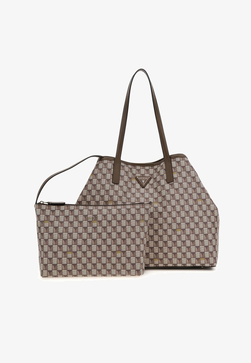 Sac fourre-tout à motifs beige et marron avec deux longues poignées et une pochette zippée, présentant un design à carreaux et des accents de logo.