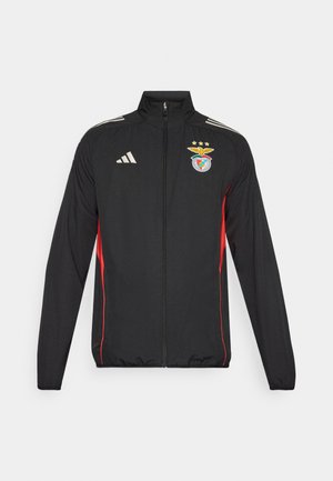 Schwarze Sportjacke mit roten Akzenten, Full-Zip, hoher Kragen, drei weiße Streifen auf den Schultern und Benfica-Wappen mit Sternen.
