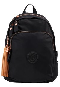 Zaino Kipling nero con tasca frontale, zip in oro rosa, un tassello marrone e un portachiavi a forma di scimmietta su sfondo bianco.