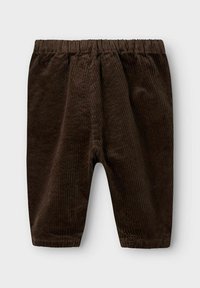 Pantalons en velours côtelé marron avec une taille élastique, texture côtelée verticale et longueur crop. Conçus pour le confort et la facilité de port.