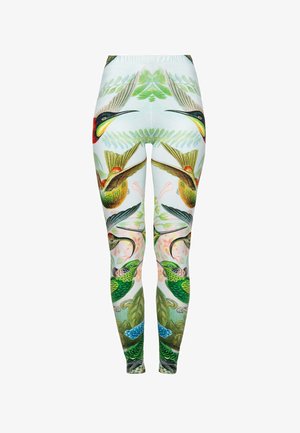 Leggings met een levendige print van kolibries en loof, grotendeels in groen, blauw en pastelkleuren, met een zachte textuur.