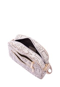 Borsa beige con superficie in tessuto testurizzato, caratterizzata da lettere stampate, compartimenti con doppia cerniera e dettagli in metallo dorato.