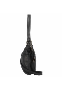 Bolso de cuero negro con forma redondeada, con una correa larga, acentos de metal y una superficie texturizada. Cierre de cremallera visible.