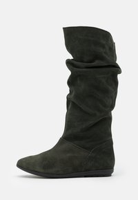 Bottes en daim vert jusqu'au genou, avec un design décontracté, un bout pointu et une semelle plate. Présente une texture lisse et un style minimaliste.