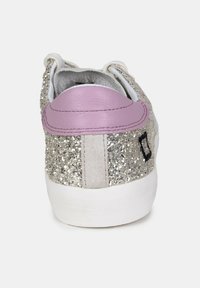 Glitrende sølv sneakers med en lavendel læderhælkappe, hvid sål og tekstureret ruskind bagpanel, der har detalje med sort logo.