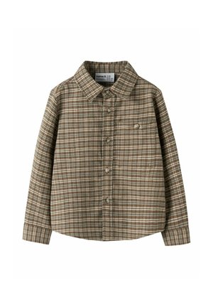 Chemise à carreaux marron et crème à manches longues, boutonnée, avec un col et une poche poitrine, sur fond blanc.