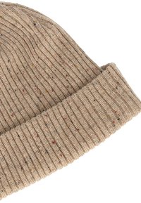 Beige gebreide beanie met geribbelde textuur, voorzien van gekleurde vlekken in rood, geel en blauw, met een omgeslagen boord aan de onderkant.