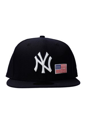 Schwarze Baseballkappe mit weißem verschlungenem NY-Logo und einer kleinen aufgestickten US-Flagge vorne.
