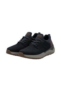 Baskets en suede noir avec un design à lacets, semelles en caoutchouc, accents bruns et un col rembourré pour le confort. Matériau texturé sur les côtés.