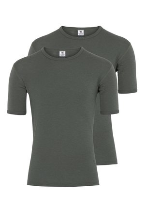 To kortærmede t-shirts i mørkegrøn, lavet af blødt stof, med rund hals og et enkelt design uden mønstre eller accenter.